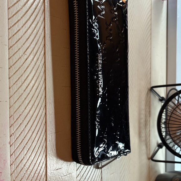 Jet Set Large Logo Wallet - Picture 3 of 10